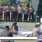 Caption: sejumlah aktivis saat melakukan aksi demo didepan Mako Polres Sampang.