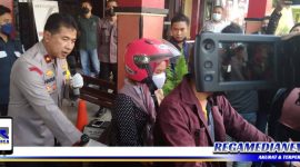 Caption: Kapolsek Asemrowo mempraktekan cara tersangka kasus jambret melakukan aksinya.