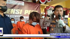 Caption: tersangka kasus penjambretan tertunduk malu saat di interogasi Kapolsek Asemrowo.