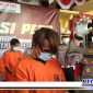 Caption: tersangka kasus penjambretan tertunduk malu saat di interogasi Kapolsek Asemrowo.