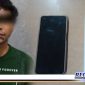 Caption: tersangka inisial (RS) dan barang buktinya diamankan di Mapolsek Genteng Surabaya.