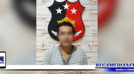 Caption: tersangka kasus pencurian Hp inisial (AI) saat diamankan di Mapolsek Krembangan Surabaya.
