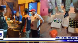 Caption: personel gabungan saat razia Cafe MU Surabaya, petugas temukan puluhan botol miras.