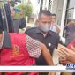 Caption: Camat dan Kepala Desa Tanjung Bumi hendak masuk ke mobil tahanan Kejaksaan Negeri Bangkalan.