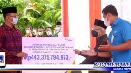 Caption: Wapres RI (Ma'ruf Amin) menyerahkan santunan program BPJS Ketenagakerjaan secara simbolis, diterima Gubernur Nusa Tenggara Barat (Zulkieflimansyah).