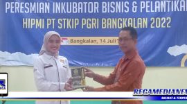 Caption: Ketua Hipmi Bangkalan (Savira Ayu), menerima cindera mata dari Ketua STKIP PGRI Bangkalan (Didik Hermanto).