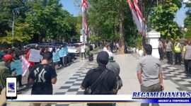 Caption: Para pendemo saat menyampaikan aspirasinya di depan Pintu masuk Balai Kota Surabaya.