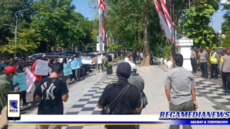 Caption: Para pendemo saat menyampaikan aspirasinya di depan Pintu masuk Balai Kota Surabaya.