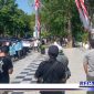 Caption: Para pendemo saat menyampaikan aspirasinya di depan Pintu masuk Balai Kota Surabaya.