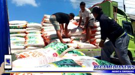 Caption: Bantuan pupuk non subsidi saat diturunkan di pinggir jalan raya nasional.