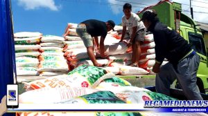 Tak Lazim, Bantuan Pupuk di Sampang Diturunkan Dipinggir Jalan Raya