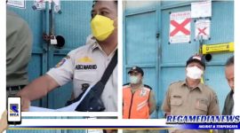 Caption: Saat Satpol-PP Kota Surabaya buka segel rumah Darmanto di Kalilom Lor Indah Gang Seruni surabaya.