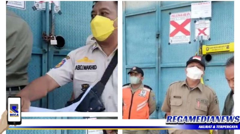 Caption: Saat Satpol-PP Kota Surabaya buka segel rumah Darmanto di Kalilom Lor Indah Gang Seruni surabaya.