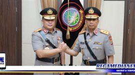 Caption: berjabat tangan, Kapolda Gorontalo yang baru dengan Kapolda Gorontalo yang lama.