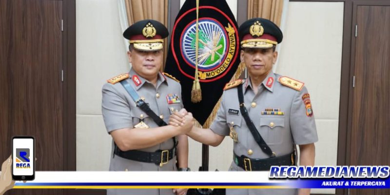Caption: berjabat tangan, Kapolda Gorontalo yang baru dengan Kapolda Gorontalo yang lama.