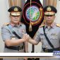 Caption: berjabat tangan, Kapolda Gorontalo yang baru dengan Kapolda Gorontalo yang lama.