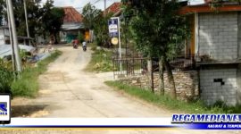 Caption: jalan poros kabupaten, Desa Gunung Rancak (Kecamatan Robatal) - Tobai Timur (Kecamatan Sokobanah).