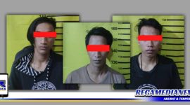 Caption: tiga tersangka kasus narkoba jenis sabu saat diamankan di Mapolsek Tambaksari Surabaya.