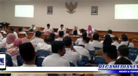 Caption: saat berlangsungnya pemanggilan camat dan kades, di aula kantor Pemkab Sampang.