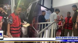 Caption: Kejari Bangkalan saat melakukan penahanan kembali terhadap dua tersangka kasus dugaan korupsi bansos PKH Desa Kelbung.