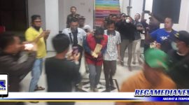 Caption: Koordinator PKH Kecamatan Galis terlihat memakai baju tahanan, didampingi petugas Kejari Bangkalan.