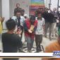 Caption: Koordinator PKH Kecamatan Galis terlihat memakai baju tahanan, didampingi petugas Kejari Bangkalan.