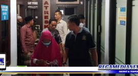 Caption: tampak terduga kasus korupsi APBDes Karang Gayang, keluar dari ruang Unit Tipidkor Satreskrim Polres Bangkalan.