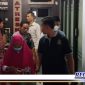 Caption: tampak terduga kasus korupsi APBDes Karang Gayang, keluar dari ruang Unit Tipidkor Satreskrim Polres Bangkalan.