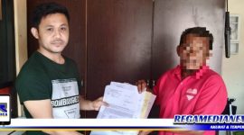 Caption: tersangka inisial (RY) saat menerima berkas penahanan terhadap dirinya.