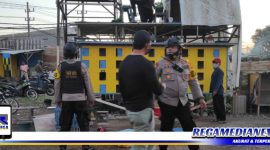 Caption: tampak Kapolsek Tambaksari (Kompol Ari Bayuaji) tengah mengawasi pembongkaran pagupon.