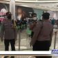 Caption: anggota Polsek Mulyorejo tampak memantau pelaksanaan vaksinasi di gerai vaksin Galaxy Mall 3 Surabaya.