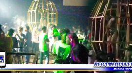 Caption: tampak seorang wanita penari sexy berada didalam kurung besi ditengah kerumunan pengunjung Cafe Luxor, Surabaya.