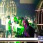 Caption: tampak seorang wanita penari sexy berada didalam kurung besi ditengah kerumunan pengunjung Cafe Luxor, Surabaya.