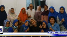 Caption: anggota Komisi A DPRD Kota Surabaya saat pertemuan dengan ibu-ibu Kader Jumantik di rumahnya.