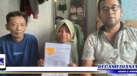 Caption: Zainal Abidin Ketua LSM Abdi Rakyat Nusantara (kanan) dampingi Sindi Agustin, untuk kembali masuk sekolah.