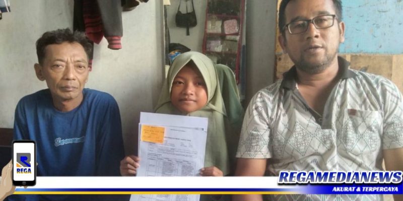 Caption: Zainal Abidin Ketua LSM Abdi Rakyat Nusantara (kanan) dampingi Sindi Agustin, untuk kembali masuk sekolah.