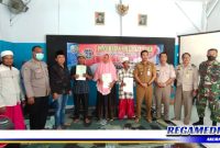 Caption: Kades Banjartalela didampingi pihak BPN Sampang dan Forkopimcam Camplong, saat menyerahkan sertifikat program PTSL kepada warga.