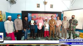 Caption: Kades Banjartalela didampingi pihak BPN Sampang dan Forkopimcam Camplong, saat menyerahkan sertifikat program PTSL kepada warga.