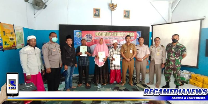 Caption: Kades Banjartalela didampingi pihak BPN Sampang dan Forkopimcam Camplong, saat menyerahkan sertifikat program PTSL kepada warga.