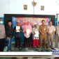 Caption: Kades Banjartalela didampingi pihak BPN Sampang dan Forkopimcam Camplong, saat menyerahkan sertifikat program PTSL kepada warga.