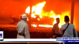 Caption: tampak dua unit mobil hangus terbakar.