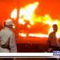 Caption: tampak dua unit mobil hangus terbakar.