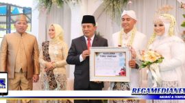 Caption: secara simbolis pelayanan Seven In One (7 In 1) Dispendukcapil, saat resepsi pernikahan putri Bupati Sampang.