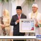 Caption: secara simbolis pelayanan Seven In One (7 In 1) Dispendukcapil, saat resepsi pernikahan putri Bupati Sampang.