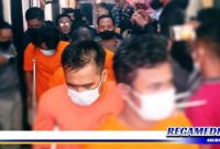 Caption: polisi gelandang 6 tersangka residivis pelaku curanmor dari sel tahanan Mapolres Bangkalan.