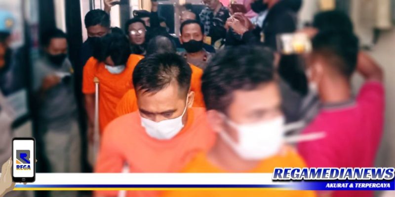 Caption: polisi gelandang 6 tersangka residivis pelaku curanmor dari sel tahanan Mapolres Bangkalan.