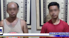 Caption: dua tersangka kasus narkoba insial (AP) dan (MR), diamankan di sel tahanan Mapolsek Asemrowo.