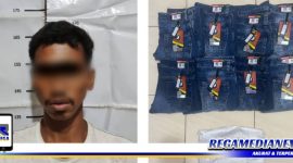 Caption: tersangka kasus pencurian dan barang buktinya, saat diamankan di Mapolsek Semampir.