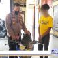 Caption: Kapolsekta Sampang (AKP Tomo), tunjukkan seorang joki dan sepeda motor yang digunakan untuk balap liar.