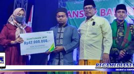 Caption: Kepala BPJS Ketenagakerjaan Madura (Vinca Meitasari) didampingi Wabup Bangkalan (Muhni), menyerahkan santunan kematian kepada guru madin.